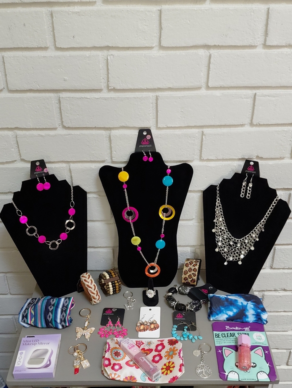 🎁 CLOSET DEAL!! BUNDLE 2+ GET 40% OFF AND PICK A THANK YOU GIFT!!  FUN! 😍